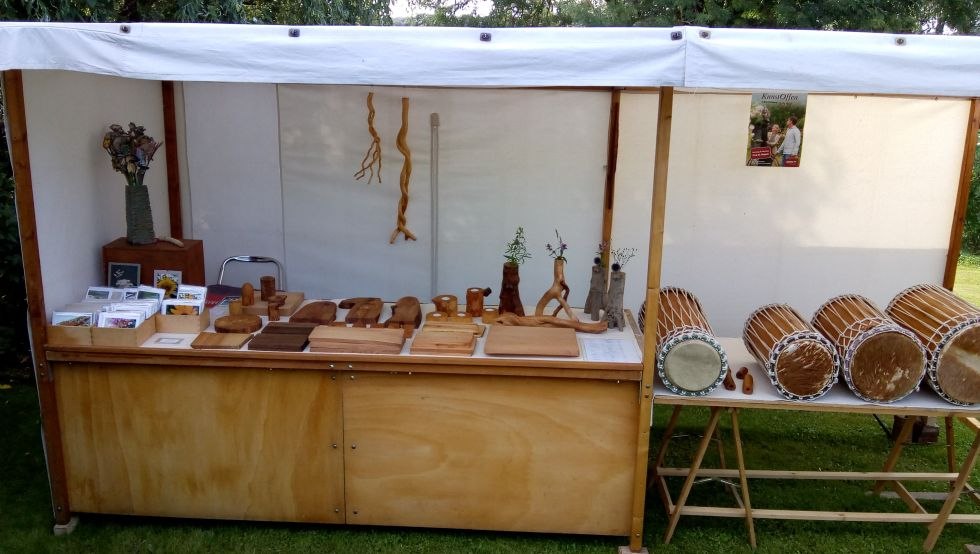 Au&szlig;enstand mit Holzarbeiten und Fotokarten, &copy; Vollborn, Gudrun