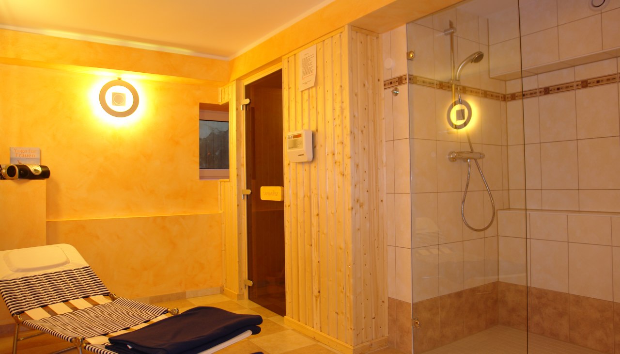 Eine kleine, charmante Sauna für 2 Personen laden zum Entspannen nach einem langen Winterspaziergang ein., © Strandhotel zur Promenade Eine kleine, charmante Sauna für 2 Personen laden zum Entspannen nach einem langen Winterspaziergang ein., © Strandhotel zur Promenade