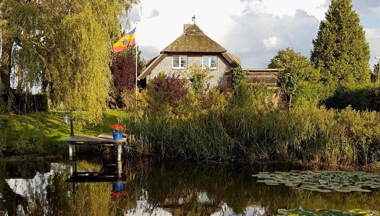 Unser Teich mit Blick auf´s Haus, © Carola Stier Unser Teich mit Blick auf´s Haus, © Carola Stier