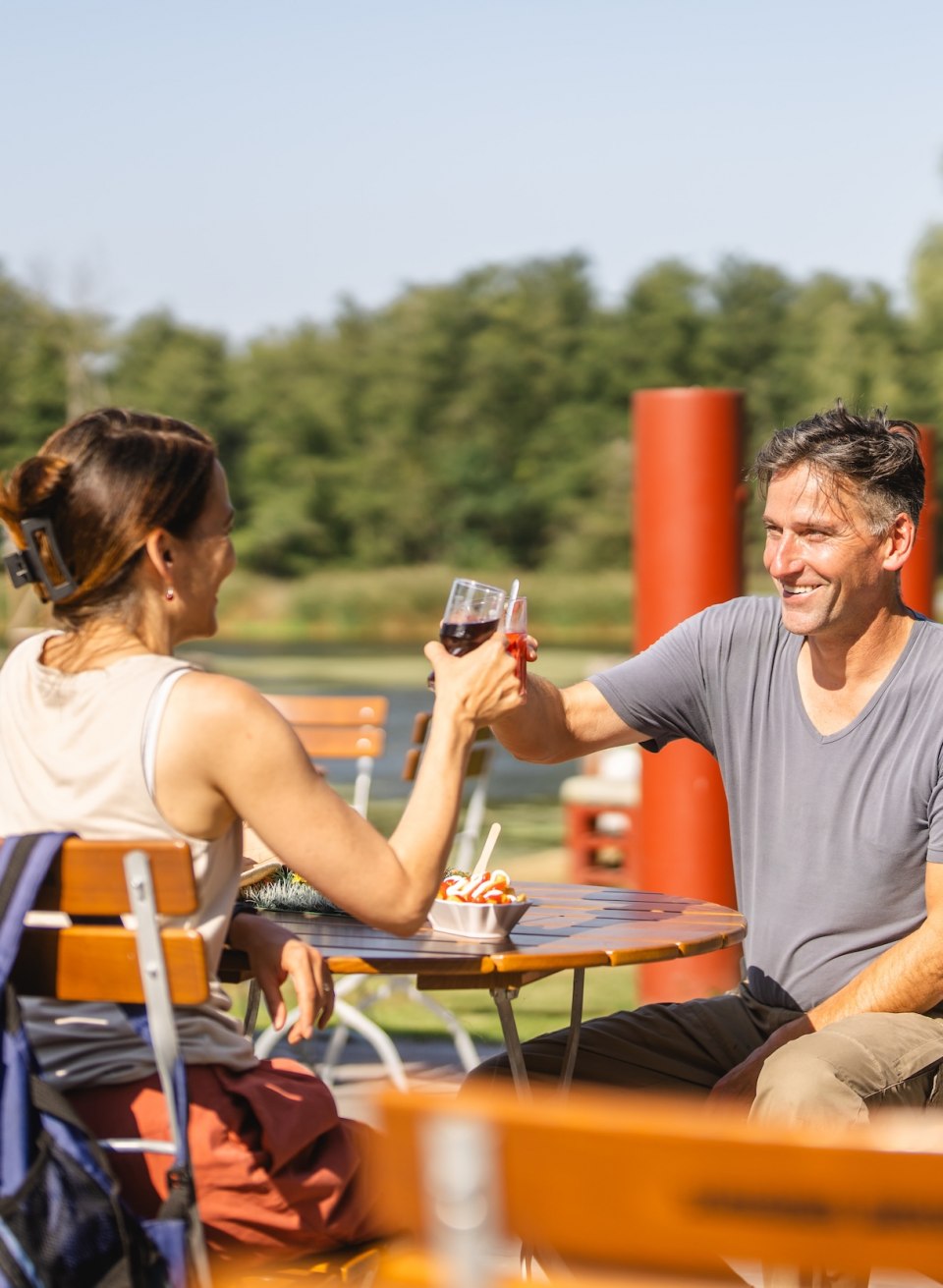 Ein Paar genießt eine Erfrischung und einen Snack im Außenbereich des Stolper Fährkrugs mit Blick auf die Peene. // Genuss mit Aussicht – Eine Pause im Stolper Fährkrug direkt an der Peene. // © MV-T/Gross Ein Paar genießt eine Erfrischung und einen Snack im Außenbereich des Stolper Fährkrugs mit Blick auf die Peene.