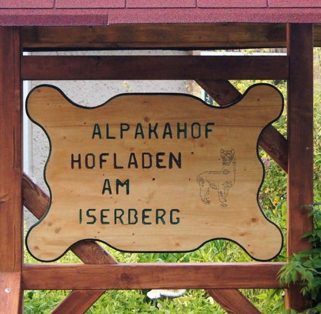 Unser Hof-Schild- gebaut von einer Einrichtung f&uuml;r psychisch Kranke und behinderte Menschen., &copy; Marco Holter