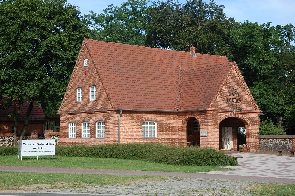 Im Eingangsbereich des Backsteingeb&auml;ude steht ein K&ouml;rner-Relief. // &copy; Gabriele Skorupski