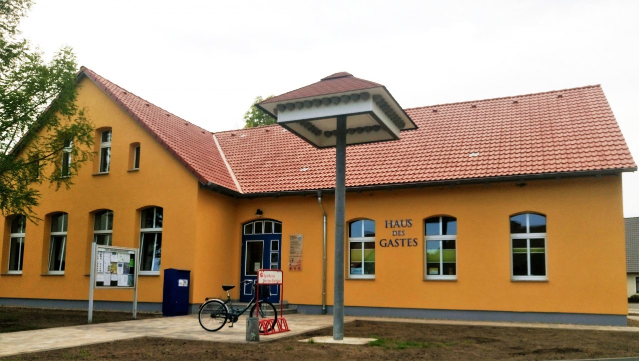 Het toeristeninformatiecentrum van het M&ouml;nkebude resort bevindt zich in het "Haus des Gastes". // &copy; Tourismusverein "M&ouml;nkebude am Stettiner Haff"