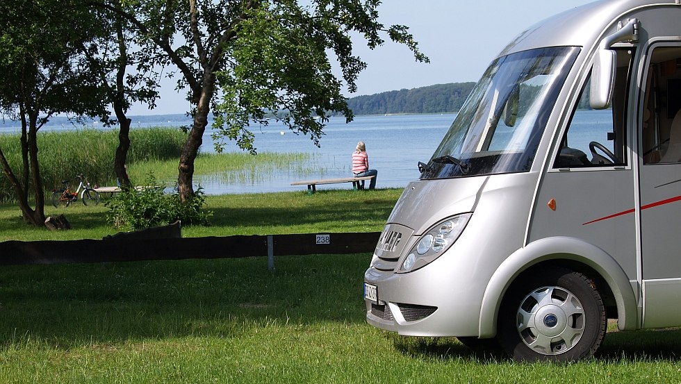 Blick über die Liegewiese zum Badestrand // © Naturcamping Malchow Blick über die Liegewiese zum Badestrand // © Naturcamping Malchow