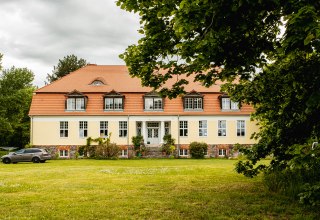 Außenansicht Gutshaus Battinsthal // © Lars Schönherr Außenansicht Gutshaus Battinsthal // © Lars Schönherr