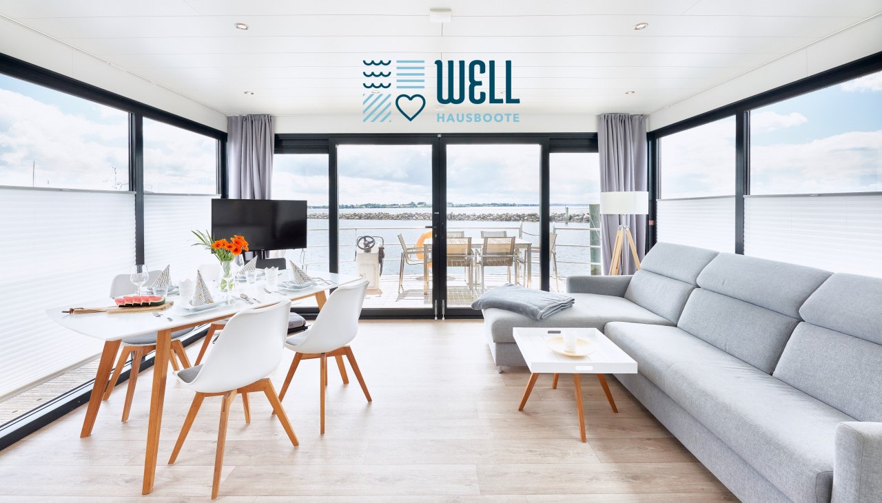 Woon/eetkamer interieur woonboot met grote schuifdeur naar het boeg terras, © Lars Franzen Woon/eetkamer interieur woonboot met grote schuifdeur naar het boeg terras, © Lars Franzen