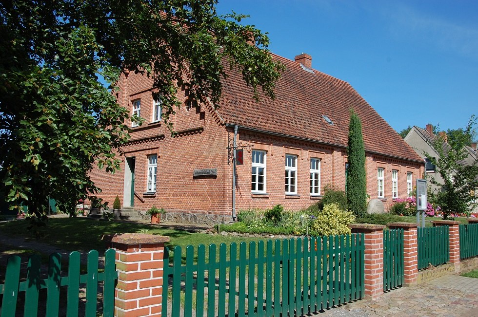 In der ehemaligen Dorfschule befindet sich die Johannes-Gillhoff-Stuv. // © Gabriele Skorupski In der ehemaligen Dorfschule befindet sich die Johannes-Gillhoff-Stuv. // © Gabriele Skorupski
