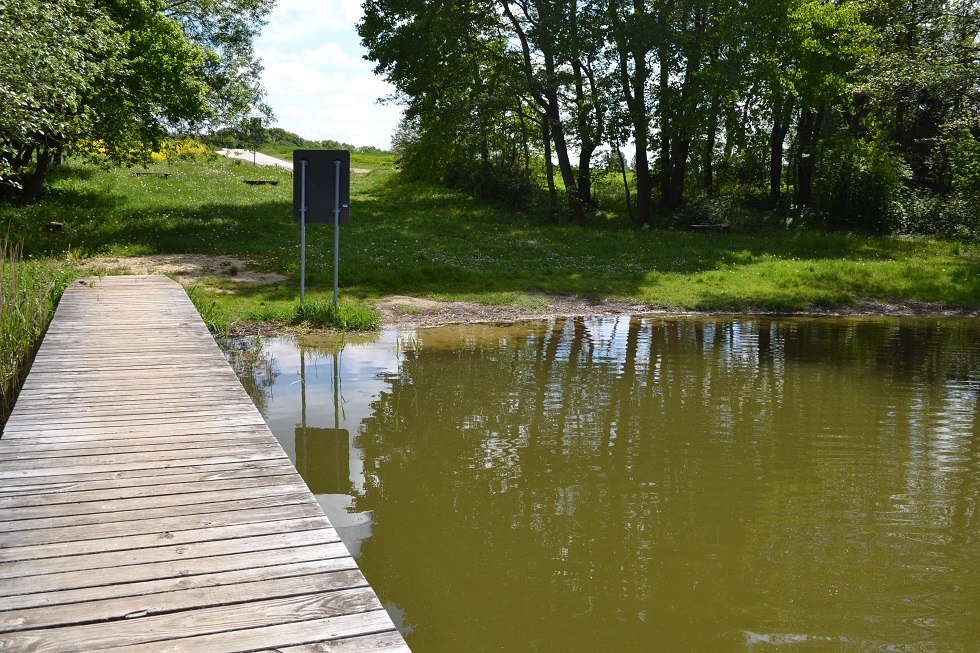 Badesteg im Blick auf die Liegewiese // &copy; Lutz Werner