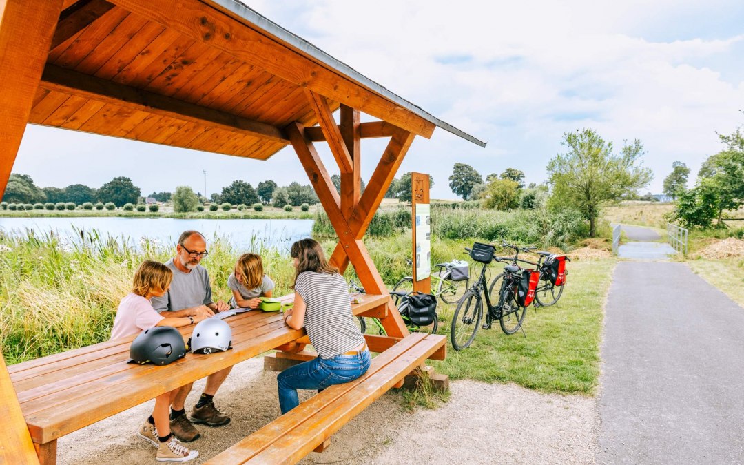 Auch die fittesten Radfahrer brauchen mal Pause. Und im Hintergrund glitzert in Mecklenburg immer schon der n&auml;chste See., &copy; TMV/Tiemann
