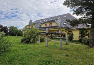 Landhotel "Honigdieb" // &copy; Bernsteinreiter Hirschburg e.V.