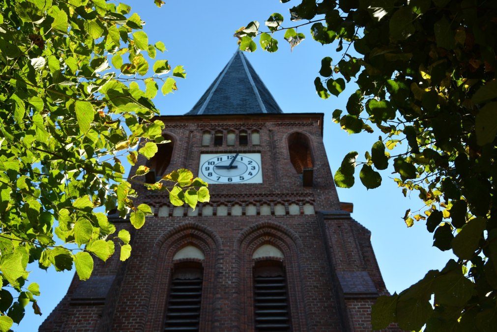 Blick zur Kirchturmuhr der Dorfkirche Sukow, © Foto: Karl-Georg Haustein