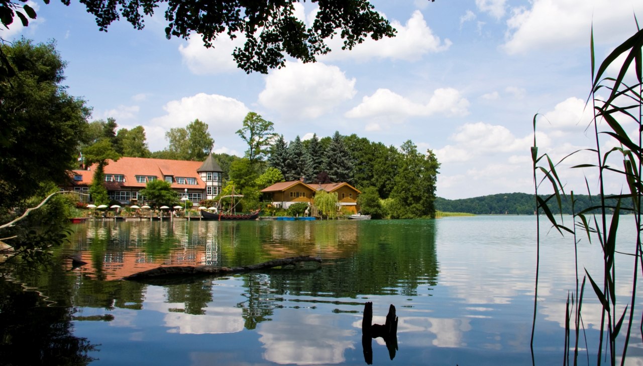 Blick auf das Haus vom See, &copy; Altes Zollhaus