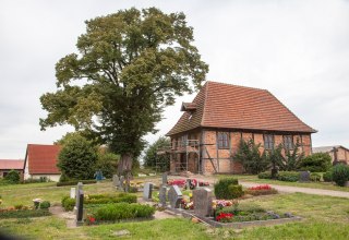 die Kapelle Zepelin mit Linde und Friedhof // &copy; Frank Burger