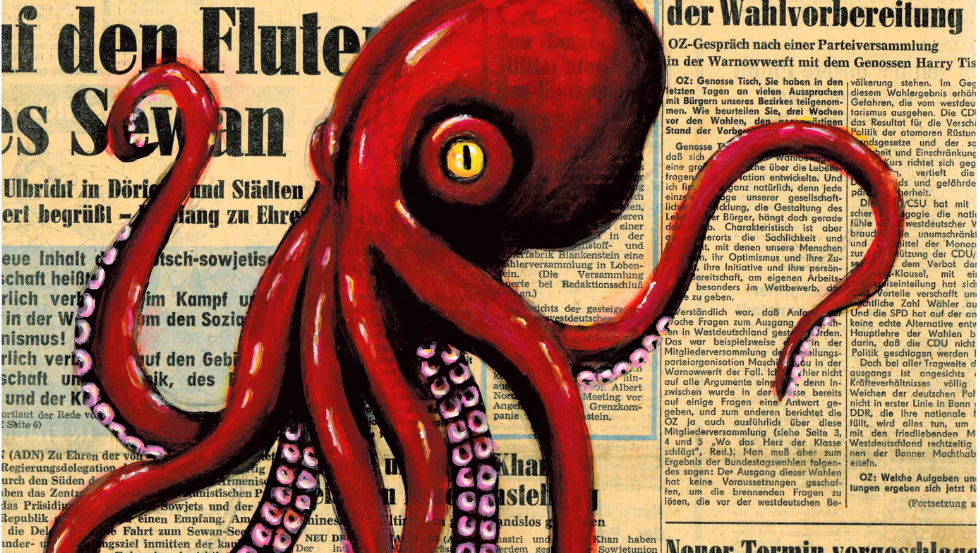 Auf einer historischen Ostseezeitung ist ein großer roter Krake aufgemalt. // © Ranko Strey Auf einer historischen Ostseezeitung ist ein großer roter Krake aufgemalt. // © Ranko Strey