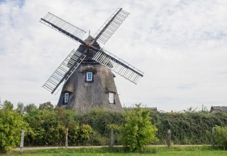 Die M&uuml;hle in Dorf Mecklenburg hat einen Backsteinunterbau. // &copy; Frank Burger