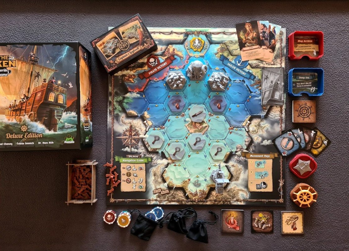Das Brettspiel "Der Kraken" liegt ausgebreitet auf einem Tisch. // © Funtails Verlag Das Brettspiel "Der Kraken" liegt ausgebreitet auf einem Tisch. // © Funtails Verlag