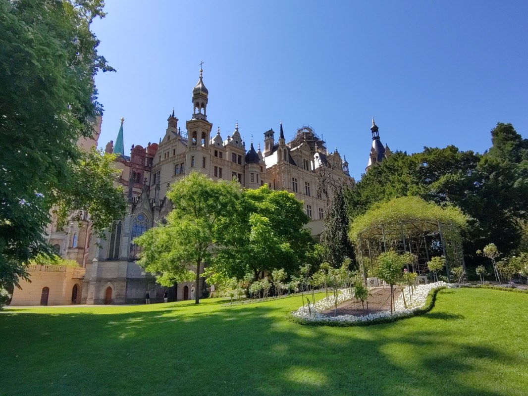 Schloss Schwerin mit Schlossgarten // © Jaller94 / Wikimedia Commons (CC0) Schloss Schwerin mit Schlossgarten // © Jaller94 / Wikimedia Commons (CC0)
