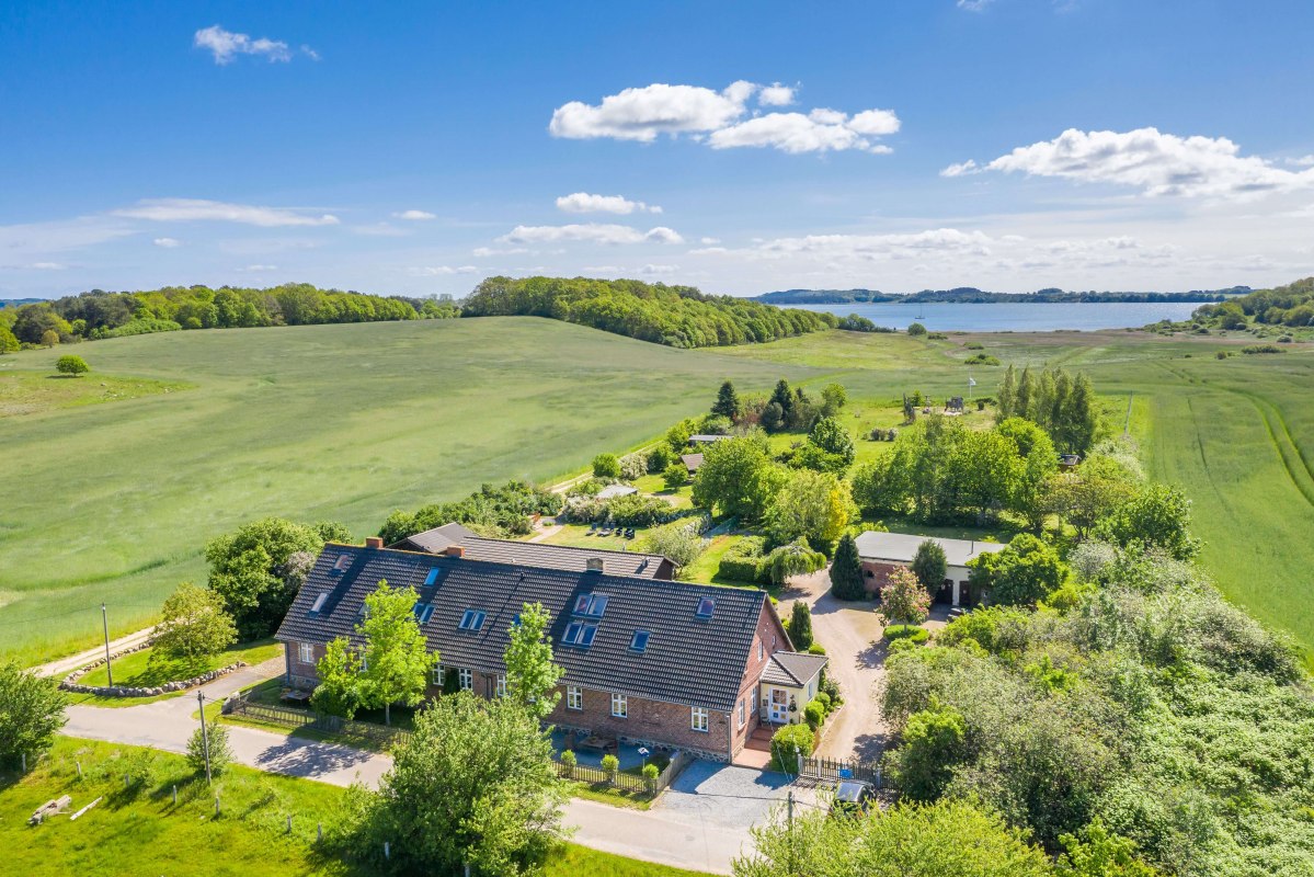 Das Vogelhaus Gobbin aus der Luft mit dem Blick nach S&uuml;den auf die Insel Vilm // &copy; Vogelhaus Gobbin