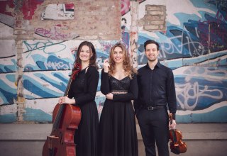 Roman Tulchynsky - Violine,
Marei Schibilsky - Violoncello,
Julia Stephan - Klavier, &copy; Clara Evens