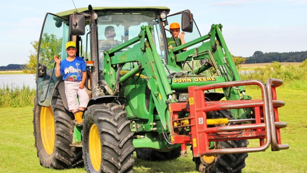 Speciale aanbieding op de Kliewe avonturenboerderij: tractor rijden voor jong en oud, &copy; Erlebnis-Bauernhof Kliewe/Susanne Kliewe