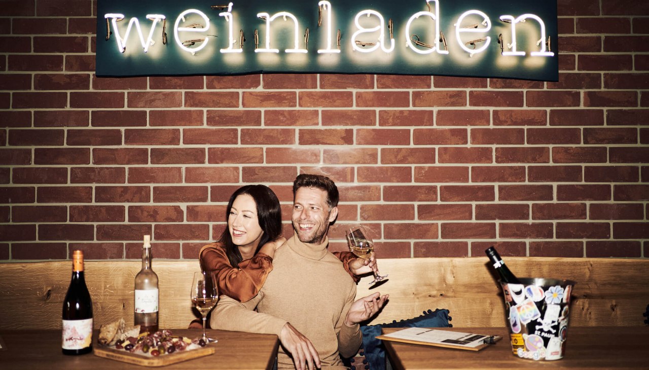 Entspanntes Sitzen in unserem Weinladen Binz, © Arne Lange Entspanntes Sitzen in unserem Weinladen Binz, © Arne Lange