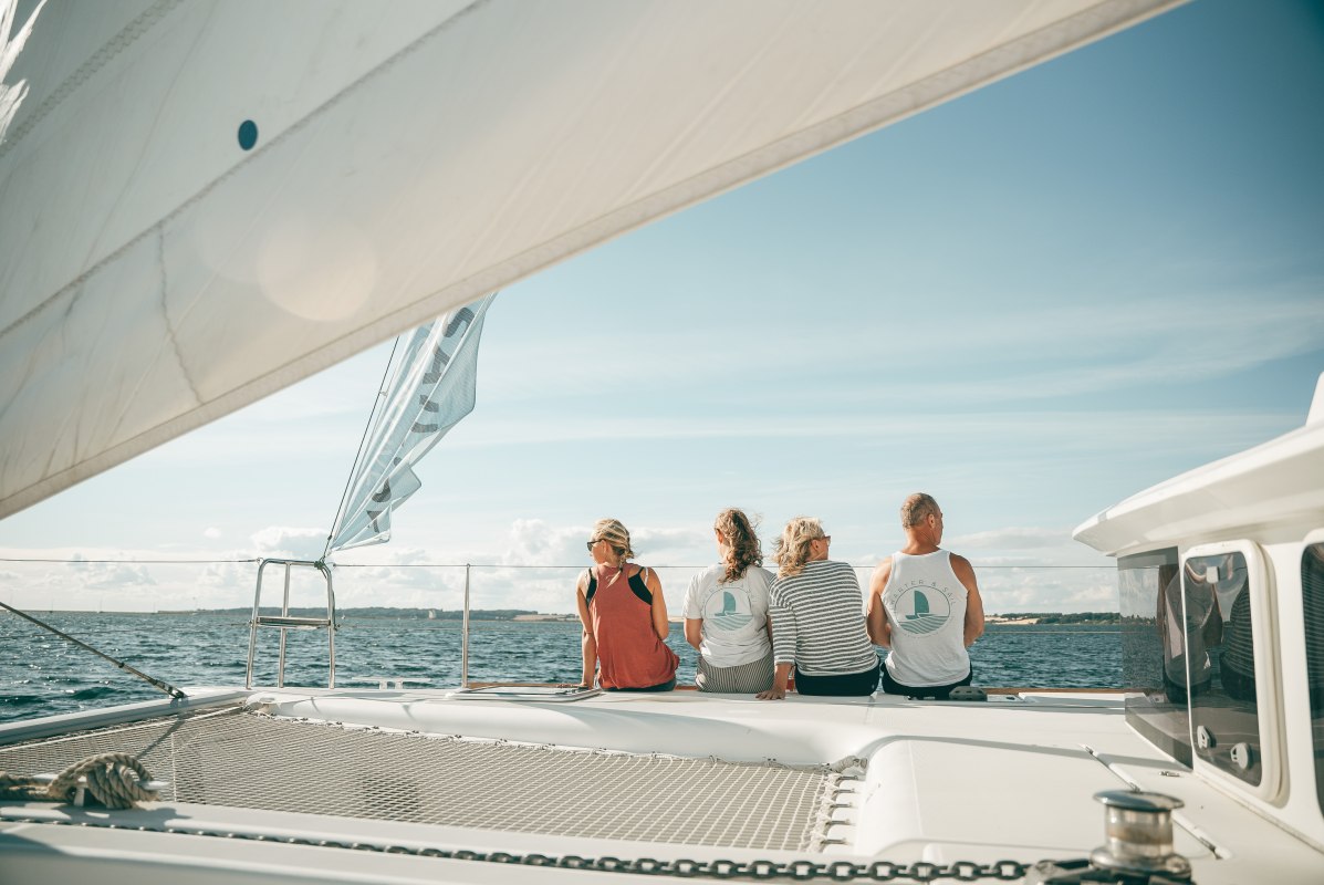 Mit Freunden den Segelt&ouml;rn auf dem Katamaran genie&szlig;en // &copy; Eric Beck