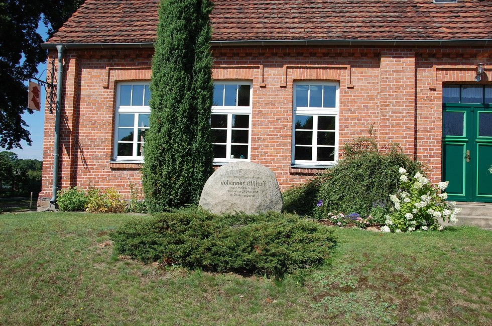 Vor der Schule befindet sich ein Gedenkstein. // © Gabriele Skorupski Vor der Schule befindet sich ein Gedenkstein. // © Gabriele Skorupski