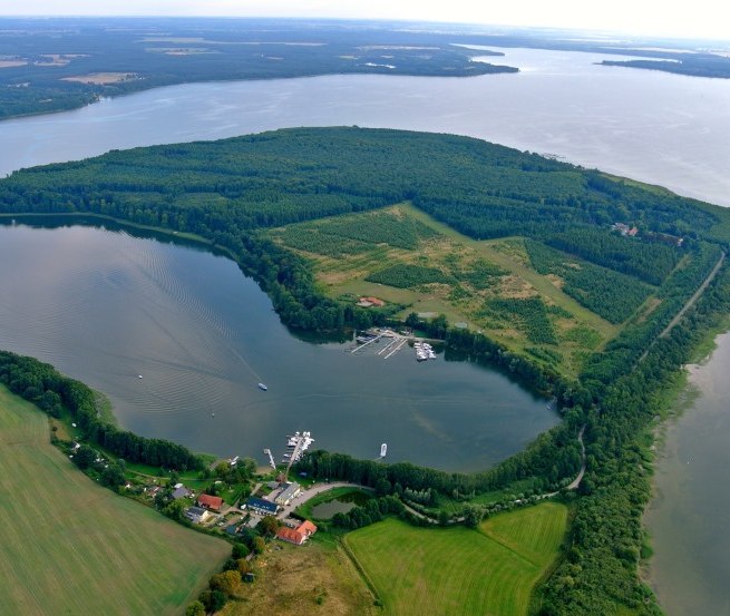 Luftbild des Fischereibetriebes mit Ferienhäusern // © Fischerei und Räucherei Alt-Schwerin/Dietmar Bürth Luftbild des Fischereibetriebes mit Ferienhäusern // © Fischerei und Räucherei Alt-Schwerin/Dietmar Bürth