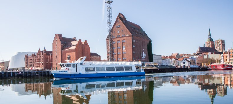 Hafentouren Stralsund mit dem Fahrgastschiff "Altef&auml;hr". // &copy; Wei&szlig;e Flotte GmbH