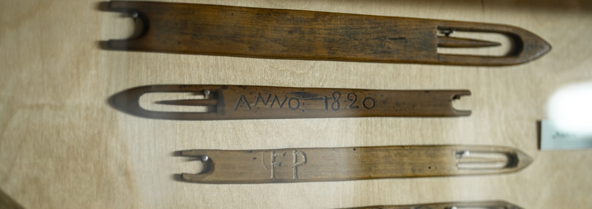 Historische Nadeln zum Flicken von Fischernetzen in einer Ausstellung. // Alte Skier? Nein - hierbei handelt es sich um historische Nadeln zur Reparatur der Fischernetze // © MV-T/Gross Historische Nadeln zum Flicken von Fischernetzen in einer Ausstellung.