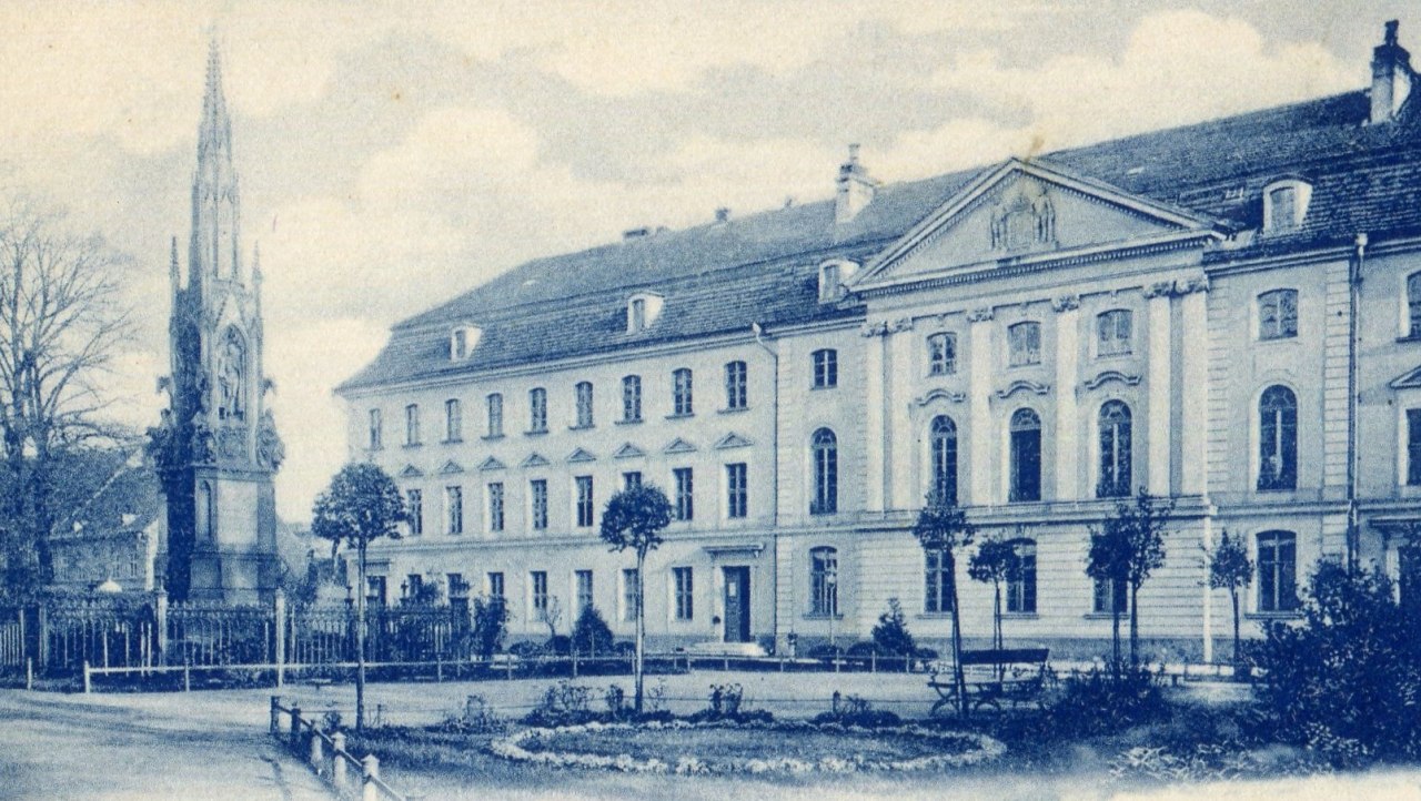 Rubenow-Platz mit Rubenow-Denkmal und Universit&auml;t in Greifswald, um 1900 // &copy; Postkarte