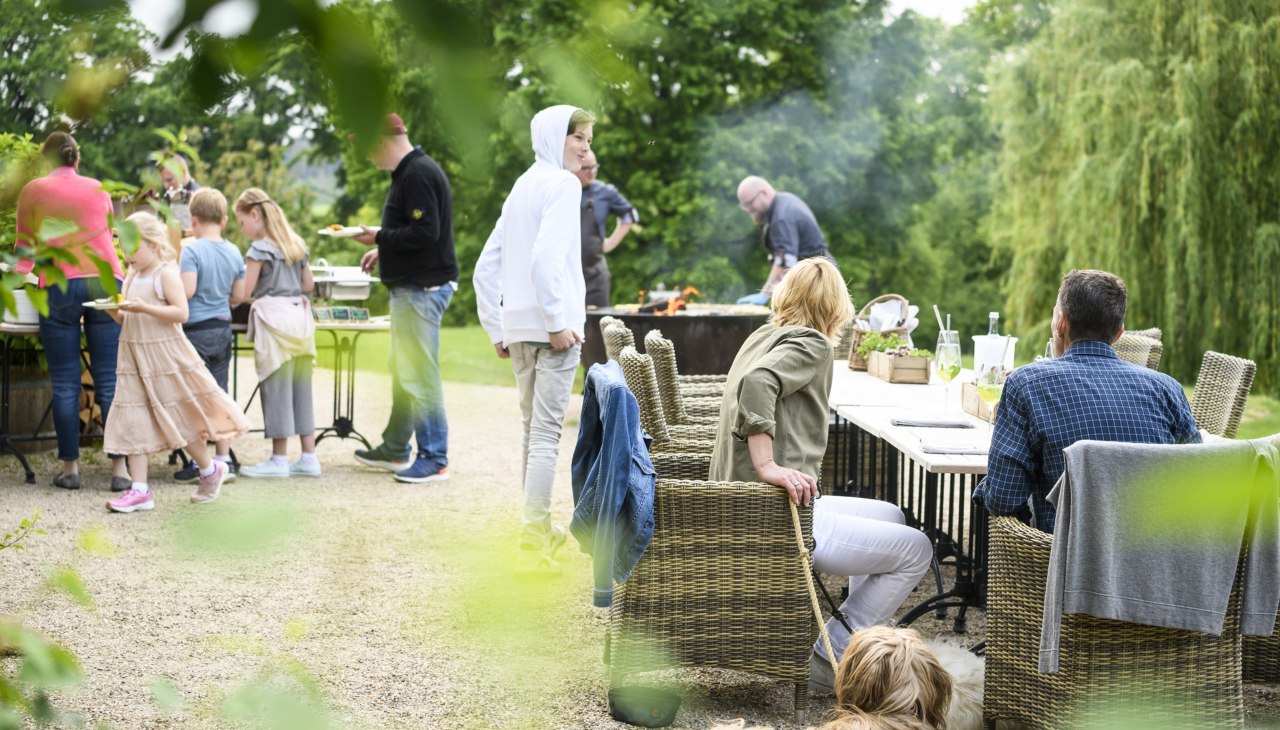 Gezellige brunch op het terras van Kasteel Kaarz, &copy; Schloss Kaarz / Stefan von Stengel