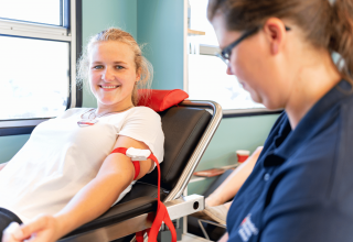 Eine junge Frau, die zum ersten Mal Blut spendet. // &copy; DRK-Blutspendedienst NSTOB