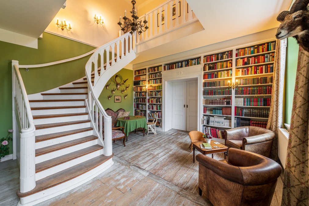 Gemütliche Bibliothek zum Schmökern, © Gut Klein Nienagen / Markus Tiemann