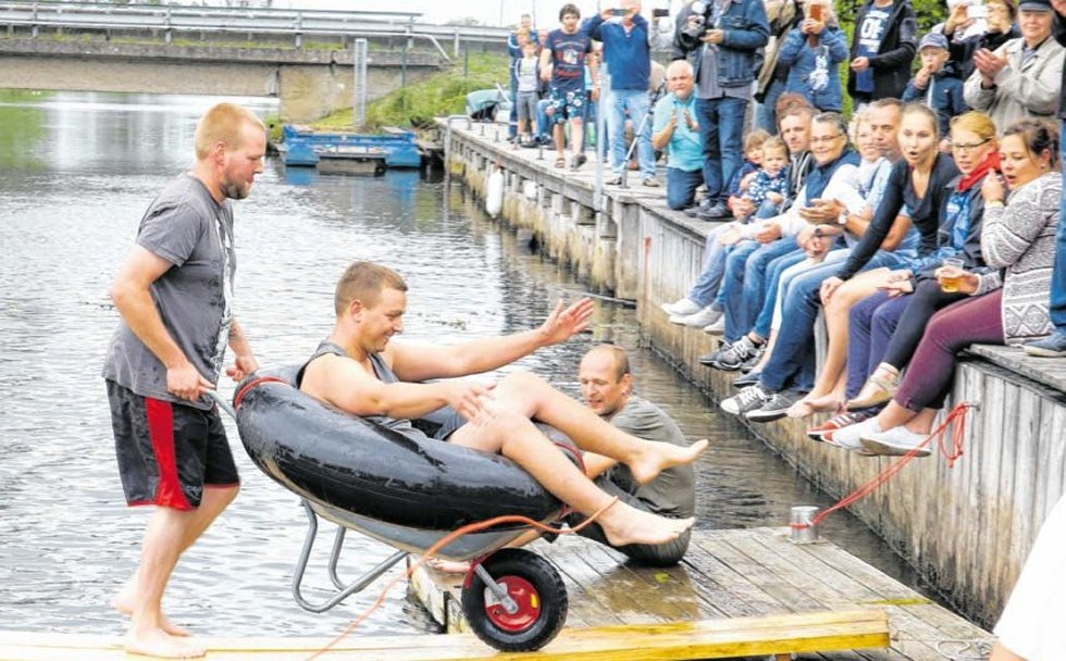 Spa&szlig;ig-sportlicher Wettkampf um den Borenst&auml;ker-Pokal: Mit de Schuufkoor &ouml;ver de Recknitz // &copy; Anglerverein "An der Recknitz"