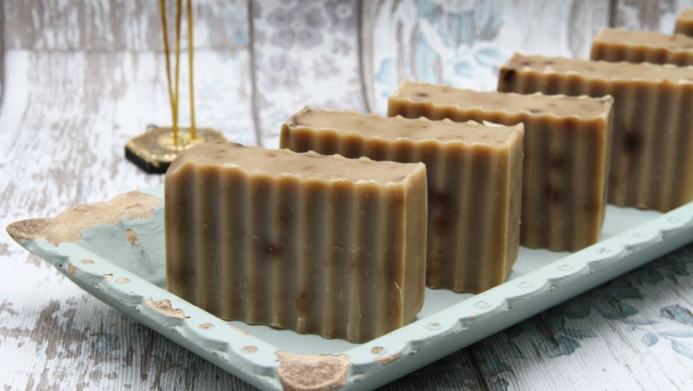 Dekoratives Seifenbild mit Räucherstäbchen, © Seifenmanufaktur Galenbeck/Torsten Metscher Dekoratives Seifenbild mit Räucherstäbchen, © Seifenmanufaktur Galenbeck/Torsten Metscher