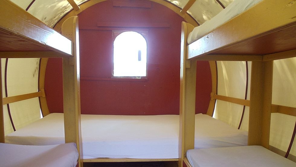 Unser gem&uuml;tlicher Planwagen von innen, &copy; Planwagencamping/K&ouml;ster