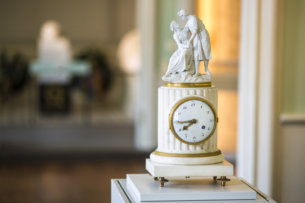 Barocke Uhr in der Luisengedenkst&auml;tte im Schloss Hohenzieritz, &copy; SSGK MV / Timm Allrich