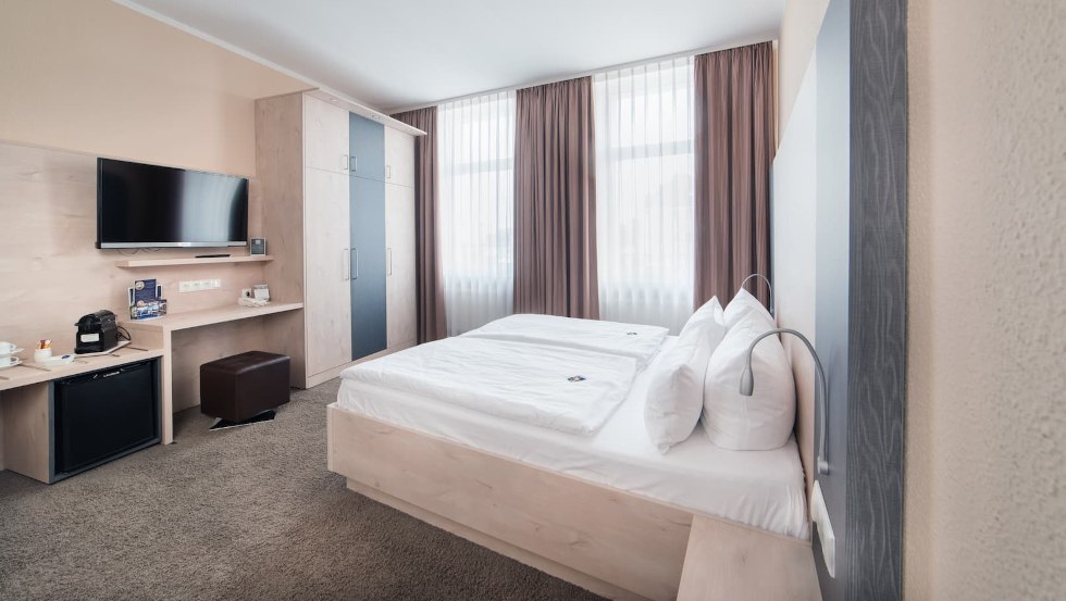 Doppelzimmer mit Stromblick // &copy; Hotel &bdquo;Am Alten Strom&ldquo;