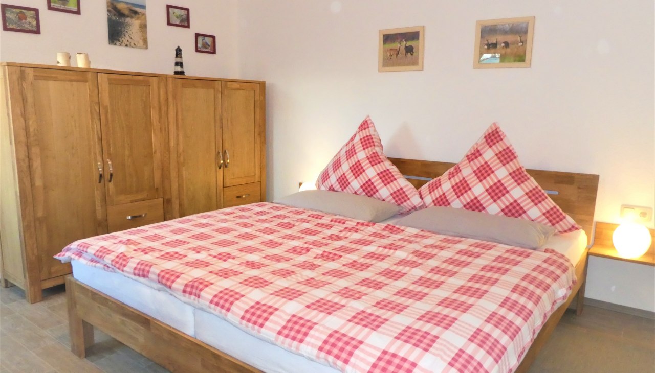 Schlafzimmer FeWo Leuchtturm, © Heuser Schlafzimmer FeWo Leuchtturm, © Heuser