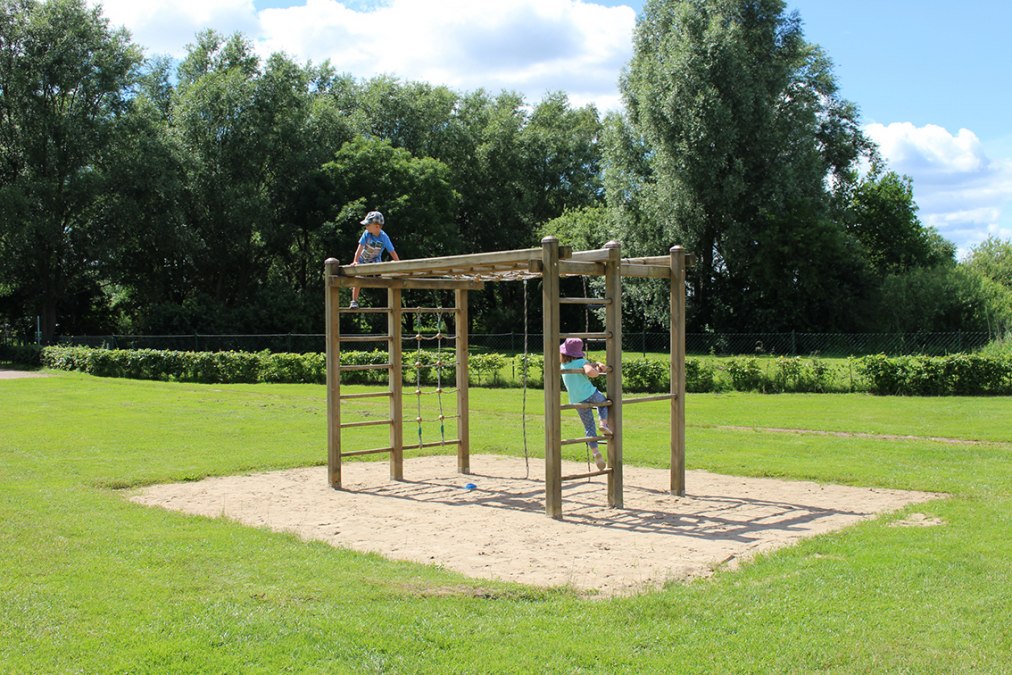 Kleiner Spielplatz in Untergoehren / Strandwiese, © Kur- und Tourismus GmbH Göhren-Lebbin Kleiner Spielplatz in Untergoehren / Strandwiese, © Kur- und Tourismus GmbH Göhren-Lebbin