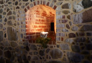 Schie&szlig;scharte in der Burgmauer mit Flammschale, &copy; Axel Hirsch