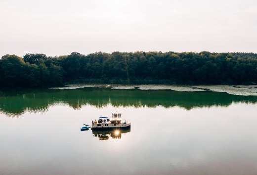 In der Stille liegt das Gl&uuml;ck. Eine Hausbootfahrt in der Mecklenburgischen Seenplatte ist die sch&ouml;nste kleine Alltagsflucht., &copy; TMV/G&auml;nsicke