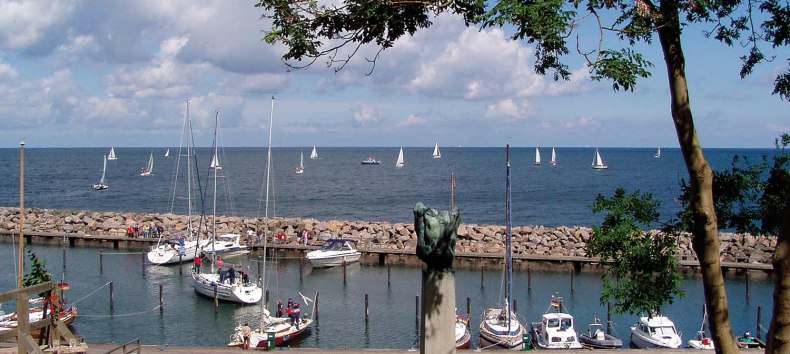 Hafen mit Booten und Steinmole // &copy; Touristik Lohme GmbH