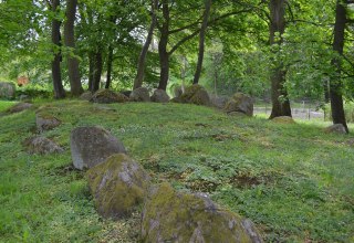 Großsteingrab Semlow mit Hünenbett, © Lutz Werner Großsteingrab Semlow mit Hünenbett, © Lutz Werner