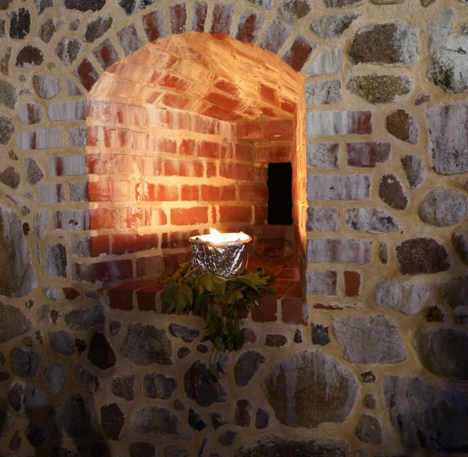 Schießscharte in der Burgmauer mit Flammschale, © Axel Hirsch Schießscharte in der Burgmauer mit Flammschale, © Axel Hirsch