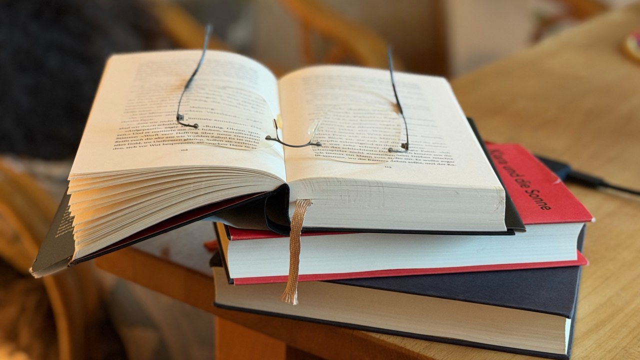Stapel boeken met leesbril // © Axel Fischer Stapel boeken met leesbril // © Axel Fischer