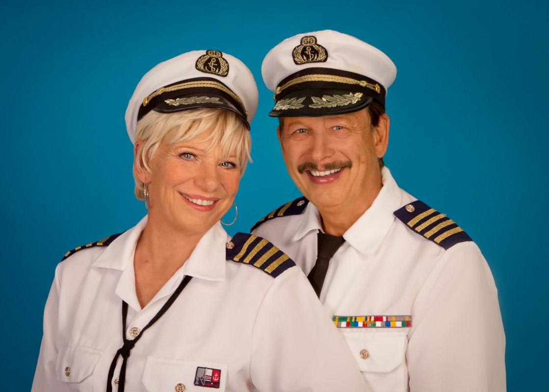 © Jo_Josephine_Zwei_Kapitäne_auf_Schlagertour_erh_081225.jpg © Jo_Josephine_Zwei_Kapitäne_auf_Schlagertour_erh_081225.jpg