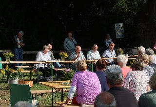 sehr viel Anklang fand der Nachmittag mit Musik und Lesungen, besonders im Niederdeutschen, bei allen Anwesenden. Selbst bei nicht- plattdeutschen Besuchern. // © Norbert Schröder sehr viel Anklang fand der Nachmittag mit Musik und Lesungen, besonders im Niederdeutschen, bei allen Anwesenden. Selbst bei nicht- plattdeutschen Besuchern. // © Norbert Schröder