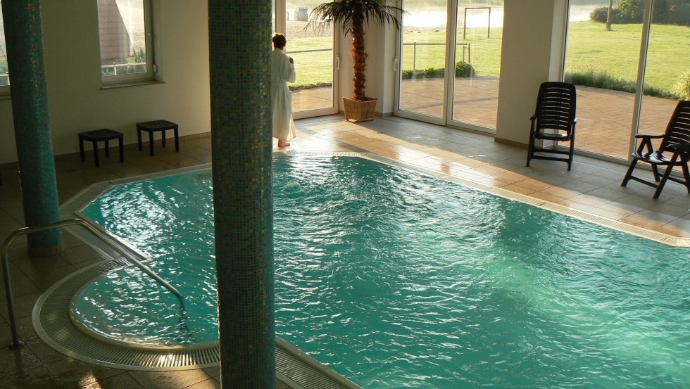 Genie&szlig;en Sie entspannte Urlaubszeit in unserem Schwimmbad, &copy; Ferienpark Mecklenburg